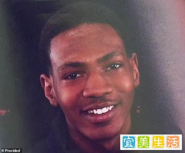 美国枪击又一起，黑人外卖员被8名警察连开80多枪打死