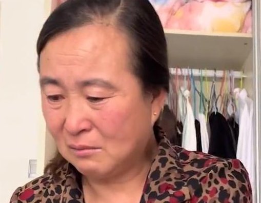 山东一母亲双眼含泪给剖腹产的女儿消毒，你对这一幕有何感触？
