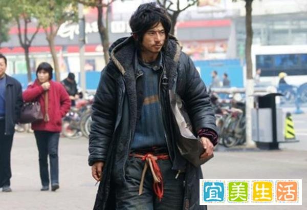 从流浪汉到“超模”,理发前后判若两人,这位小哥要火