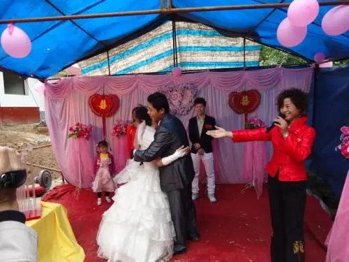 许昌一新郎躺婚床上看婚礼视频大笑,你如何看待这件事?