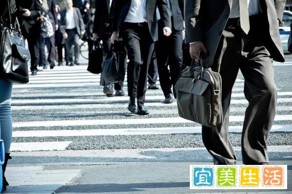 打工人的天堂!女子上下班坐14次扶梯获公司补贴,每月补贴888元