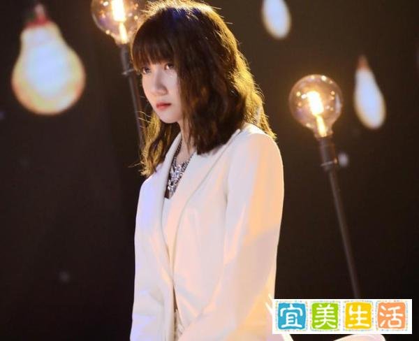 网络上爆红的“淡黄的长裙,蓬松的头发”是什么梗?JonyJ太难了!