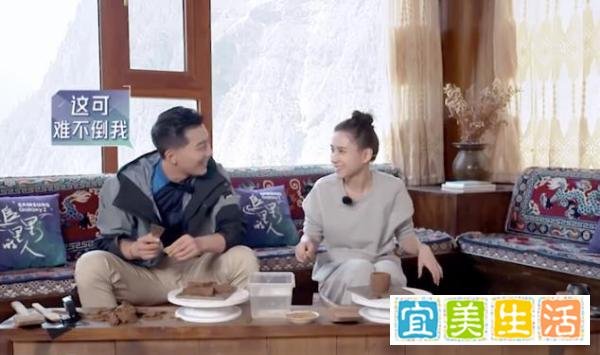 窦骁公主抱何超莲走空中栈道，两人高空甜蜜接吻，花式秀恩爱