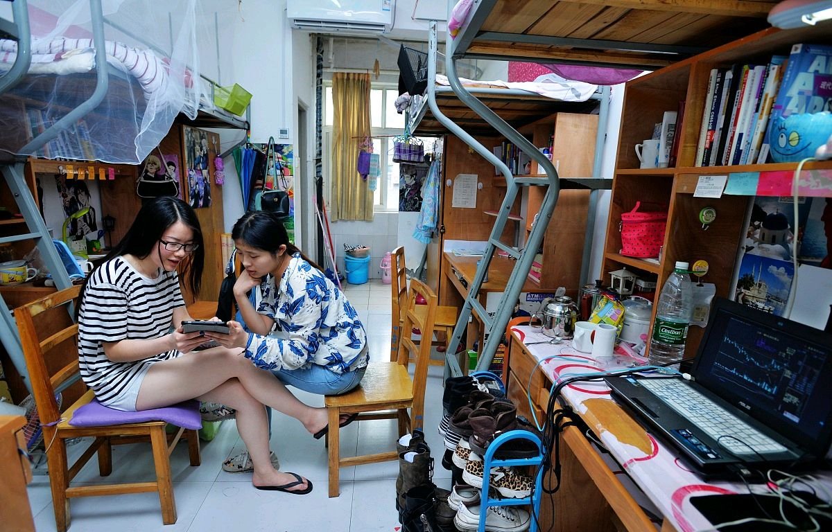 室友在熄灯后开着台灯玩手机影响我睡觉，该怎么办？