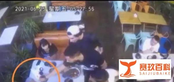 成都男子遭三名外籍男子殴打，知情人称因外籍男子搭讪女孩被拒