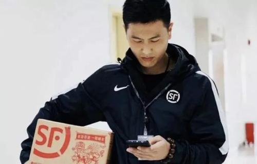 亿万人泪目！北京一顺丰小哥确诊新冠，白天上班晚上兼职，他为何要这么拼？