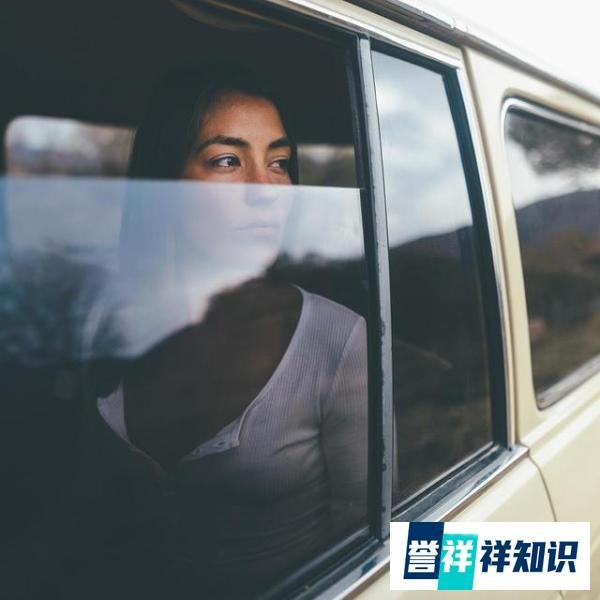 孙女返程，爷爷雨中相送不愿离去：所谓亲人，是不断目送你离去