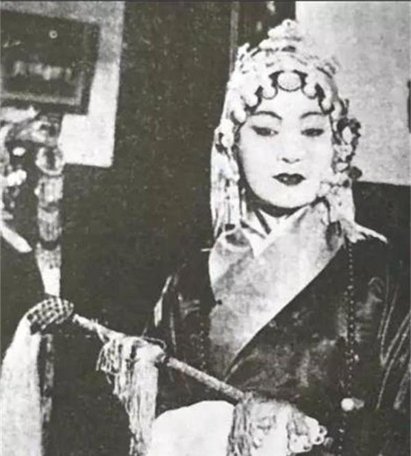 俞珊：吻戏走红的名门淑女，因一场交易嫁给木讷怪人，晚年被虐待