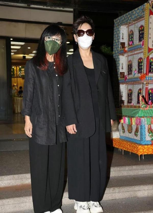 徐少强夫妇葬礼在香港举行,前妻雪梨穿黑衣现身,两人儿女罕同框
