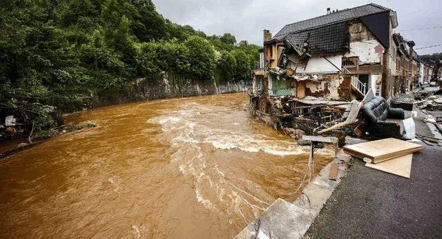 成都大邑突发山洪,水流汹涌穿过桥洞!山洪为何比洪水危害更大?
