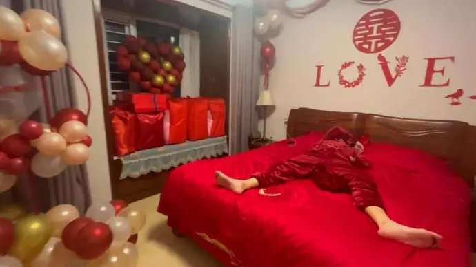 许昌一新郎躺婚床上看婚礼视频大笑，你如何看待这件事？