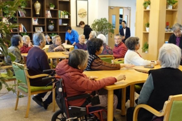 不能自理的'老人送养老院是送死吗