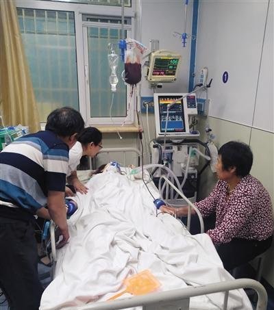 河北唐山车祸4死11伤 司机被围后车内打火还想跑