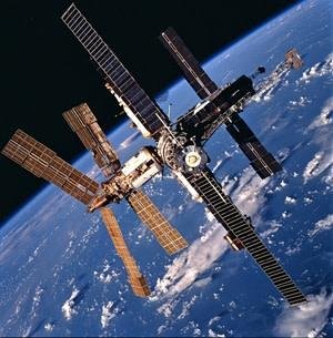 史上最悲惨宇航员,人还在太空国家却没了,怎么回地球?