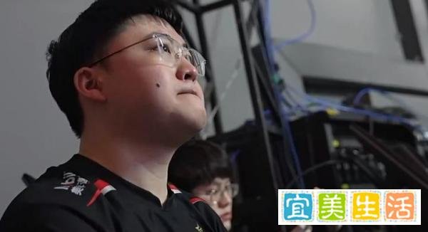 Uzi首次淘汰OMG,赛后绷不住哭了,第四局压力拉满,处于崩溃边缘
