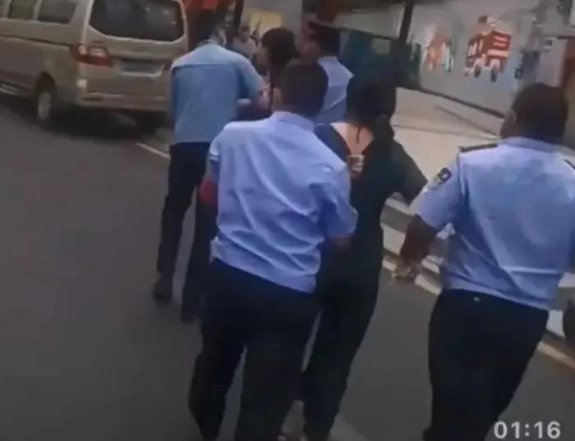 贵阳男子领中秋物资当众喂狗,已被带走,他将会面临什么处罚?