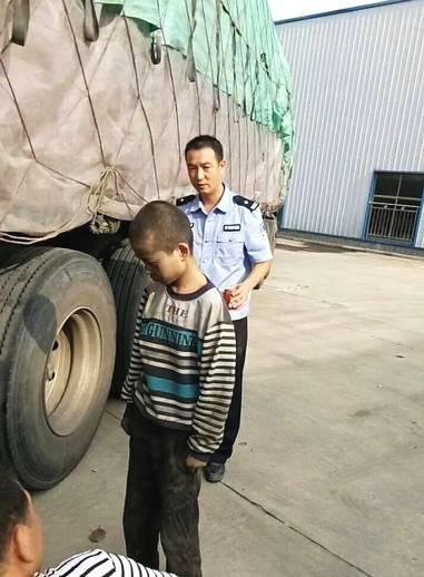 太吓人了！男孩扒车底8小时行驶上千公里 关爱留守儿童