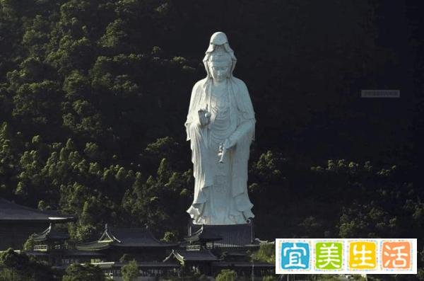 94岁李嘉诚现身礼佛,低调虔诚引人称赞,曾花30亿建寺为自己祈福