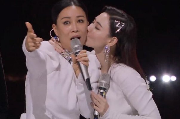 《姐姐2》那英在张柏芝袖口找小抄，二人有过哪些有趣的互动？