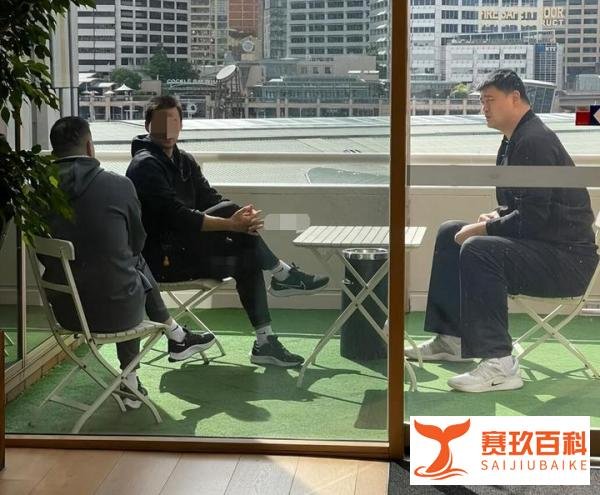 姚明国外和朋友聚会被拍！喝水如喝口服液，小腿跟垃圾桶一般粗