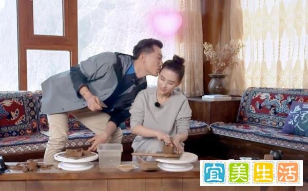 窦骁公主抱何超莲走空中栈道，两人高空甜蜜接吻，花式秀恩爱