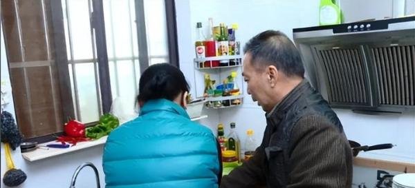 “你就是我的亲爷爷！”房东见证7年租客结婚生子还帮带娃！