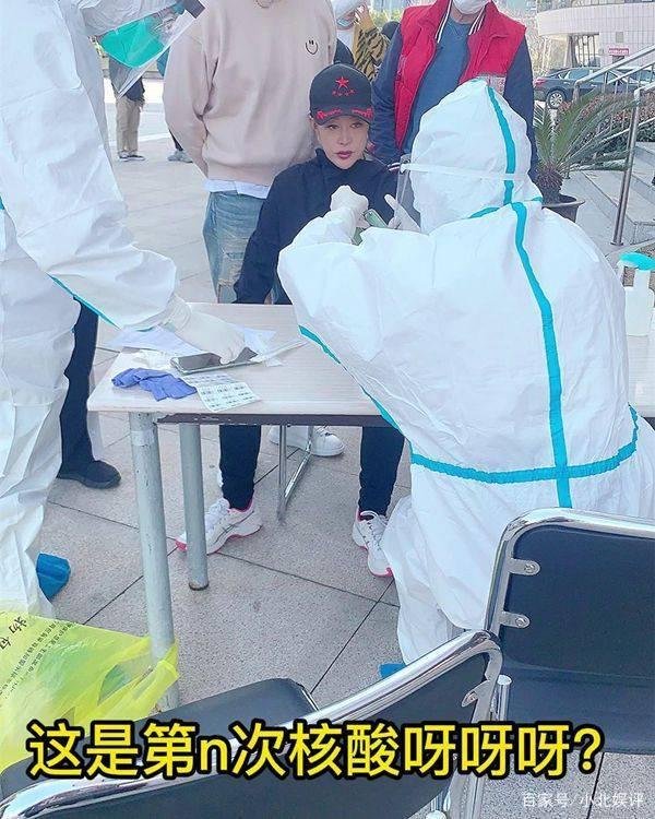 56岁刘嘉玲排队做核酸，她的衣着打扮为何会引发热议？