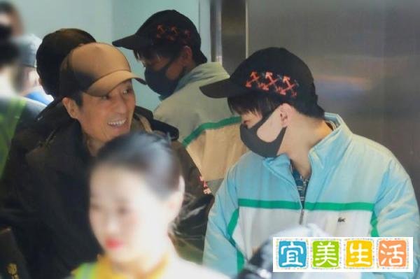 61岁张艺谋赶时髦，同框王俊凯像父子，穿一身国货运动装又酷又帅