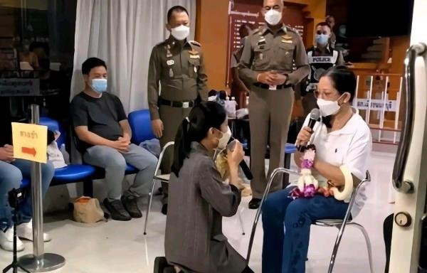 大无语事件！泰星Tangmo溺亡案宣判，母亲和被告手牵手出庭