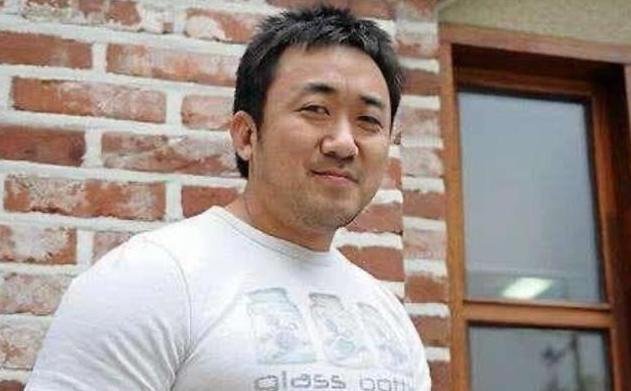 “韩国横着走的男人”，年轻时酷似彭于晏，今牵走韩国最性感教师？