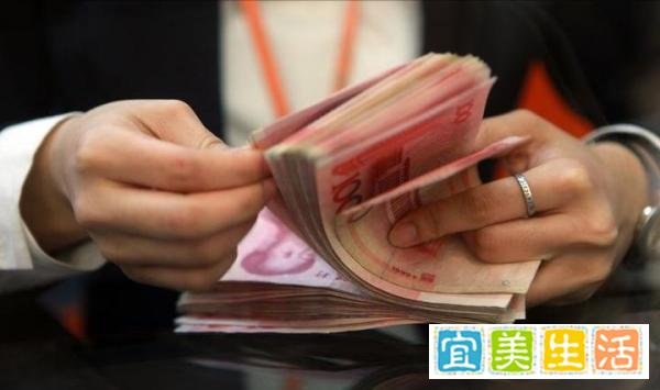 打工人的天堂！女子上下班坐14次扶梯获公司补贴，每月补贴888元