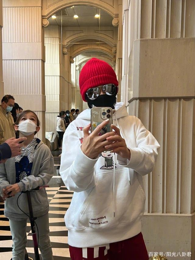 56岁刘嘉玲排队做核酸，她的衣着打扮为何会引发热议？