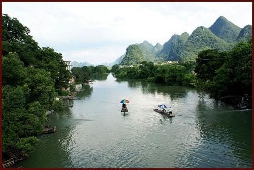 小小竹排江中游，巍巍青山两岸走什么意思