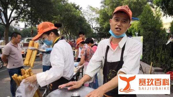 90后夫妻坚持3年卖油条年入30万,大专生坚持1年拿下中级月薪过万