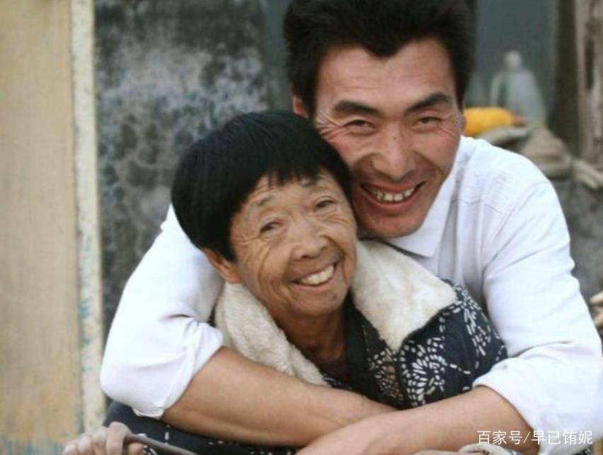 当年25岁的小伙李玉成,娶了60岁的老阿姨,他们现在过得怎样呢?