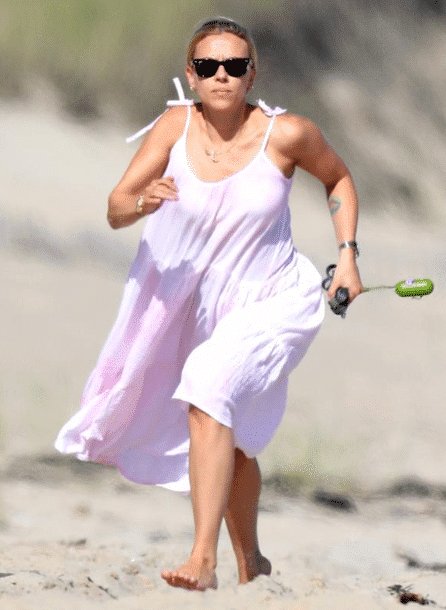 35岁“寡姐”斯嘉丽放飞自我，堪称女版小李子？