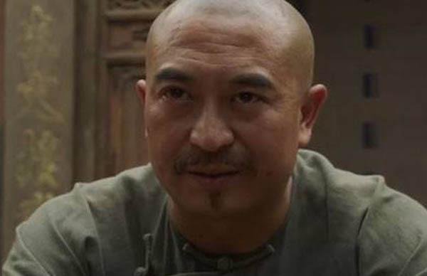 蜗居里的宋思明扮演者张嘉译在现实生活中是一个什么样的人？
