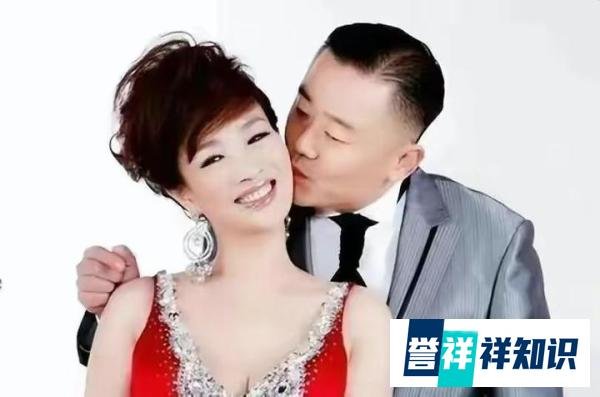 享受生活，周立波婚姻稳定，携老婆胡洁各处游玩，变得低调而内敛