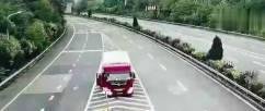 一男一女跟着货车司机去旅行 却因为话多被丢在了高速路上