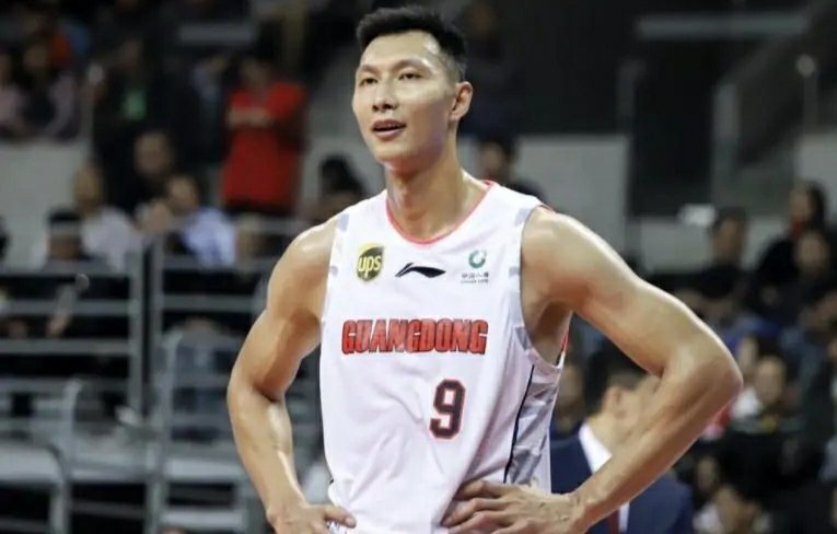 你如何看待易建联与广东男篮以C类合同续约一年这件事呢?
