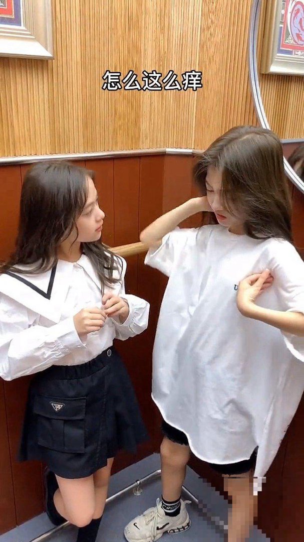 挠闺蜜肚子痒痒