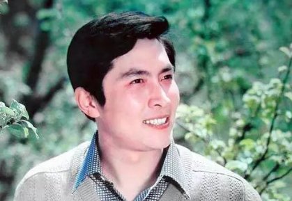 唐国强“藏”了多年的混血妻子曝光,浓眉大眼仪态端庄,她到底是谁