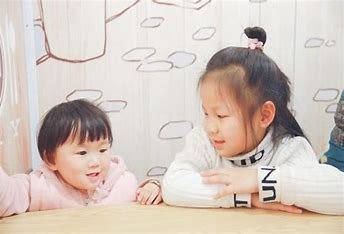永州一男子返岗女儿偷塞100元和卡片，为何总说女儿是父母的贴心小棉袄？