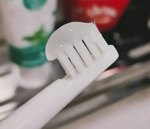 河南男生错把洗面奶当牙膏用2个月,牙膏和洗面奶有何不同?