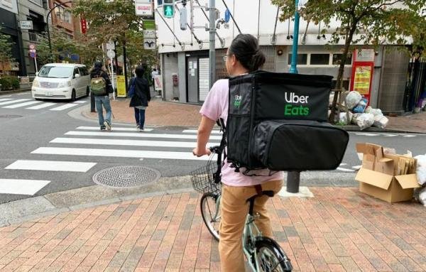 日本中高年工薪阶层也开始转送外卖了