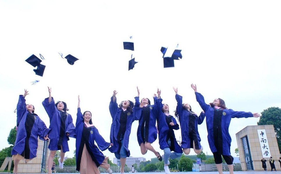 西安市,毕业典礼上父母穿儿子学士服圆梦,他们当初为何没有上大学?
