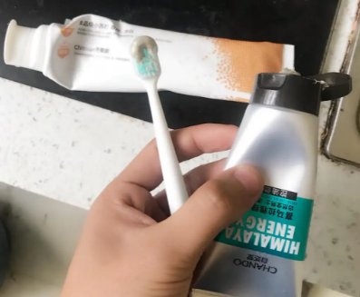 河南男生错把洗面奶当牙膏用2个月,牙膏和洗面奶有何不同?