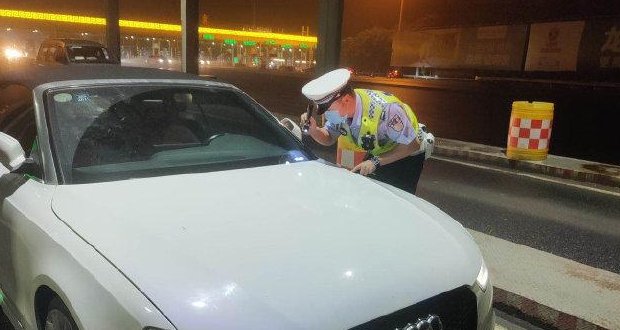 16岁少年打工买奥迪无证上高速!无证驾驶会被如何处罚?