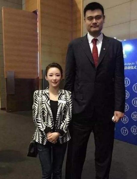 在体坛哪些人跟姚明合影,能在身高体型上占到优势?