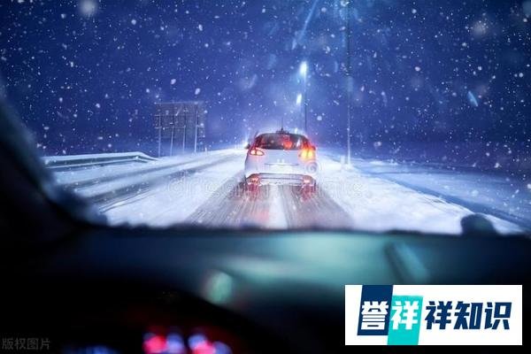 陕西汉中一汽车雪地打滑将2路人撞下5米高河岸